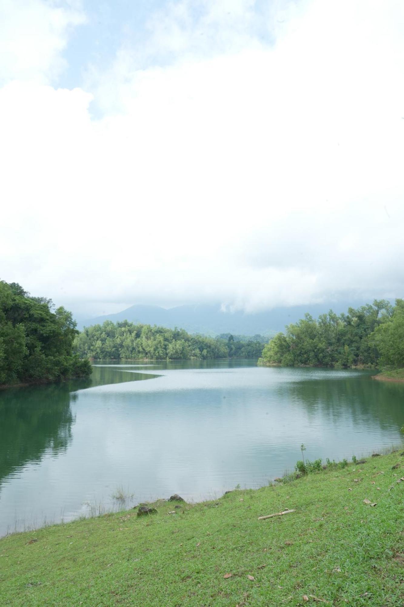Serene Aqua Hills Kozhikode Hotel Mennanyam Kültér fotó