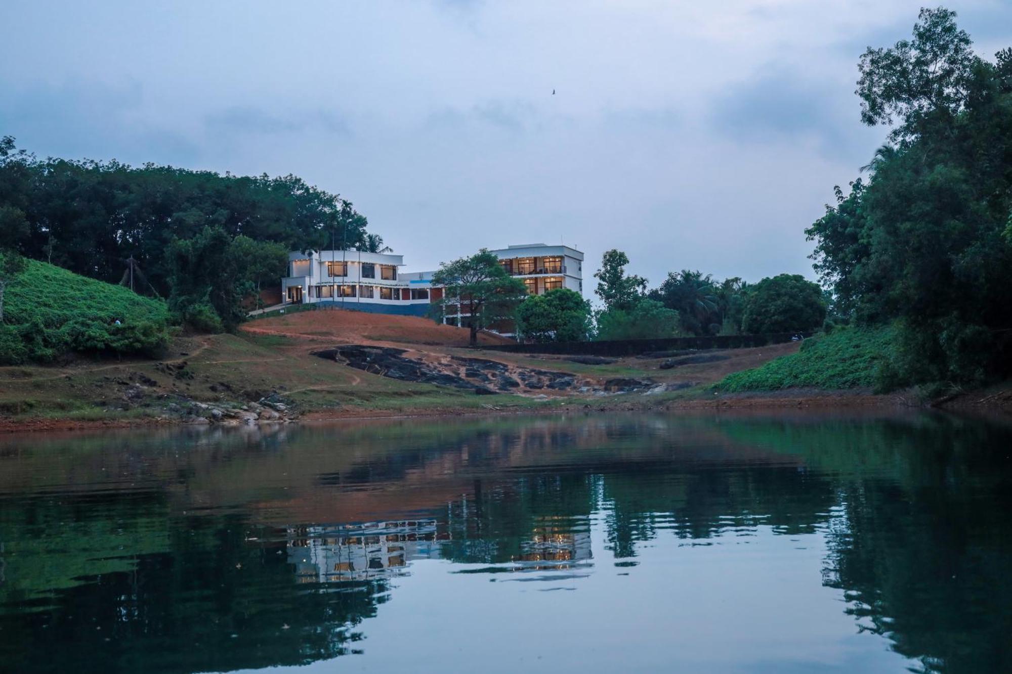 Serene Aqua Hills Kozhikode Hotel Mennanyam Kültér fotó